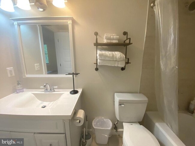 Building Photo - 3550 Bay View Dr