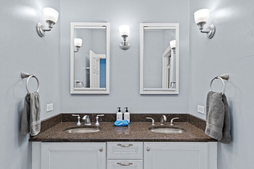 Building Photo - 913 W Belden Ave