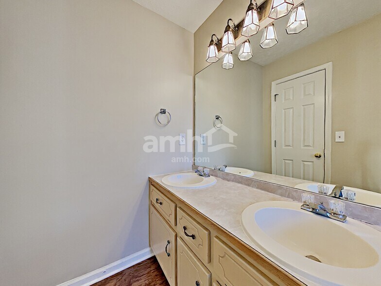 Building Photo - 117 Carl Barrett Dr