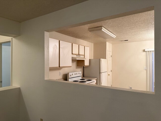 Building Photo - 3BR, 2BA, 2CG