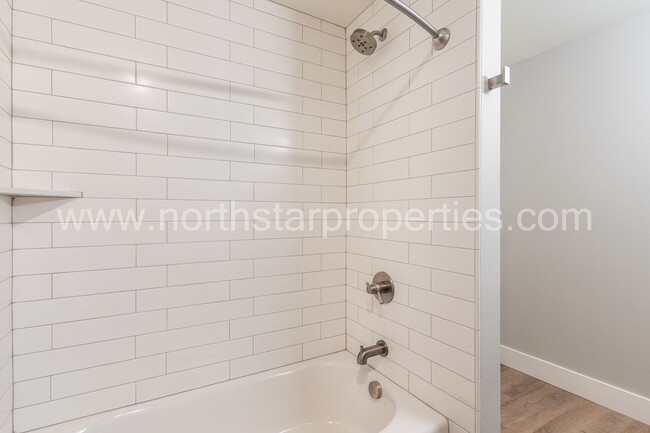 Building Photo - Beautifully fully remodeled Lake Oswego Du...