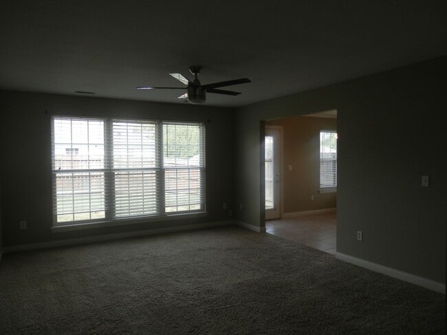 Building Photo - Nice 3 Bed 2 Bath House!