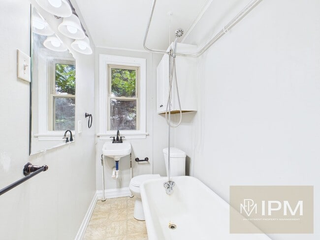 Building Photo - Available Now!!  Charming 2 Bed, 1 Bath Ho...