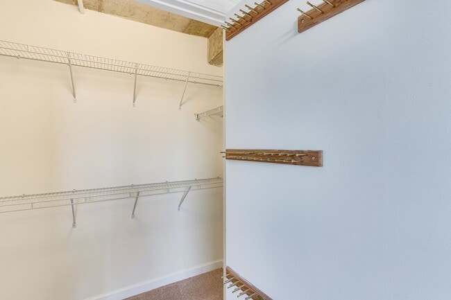 Building Photo - Modern 3 Bed 2 bath condo WITH 2 PARKING S...