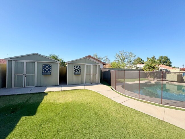 Building Photo - Spacious 4 Bedroom Pool Home in Quiet Cul De Sac