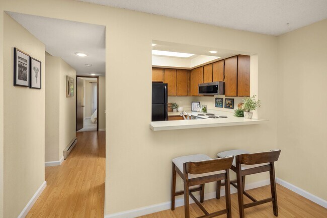 Building Photo - Spacious 2 bed, 1.25 bath, convenient loca...