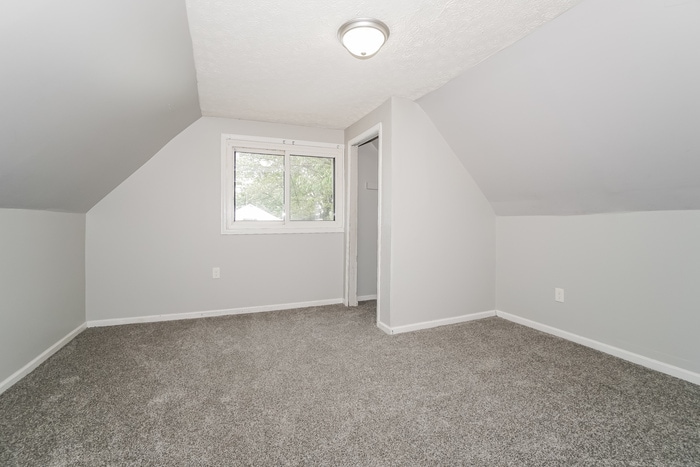 Building Photo - 790 E 258th St