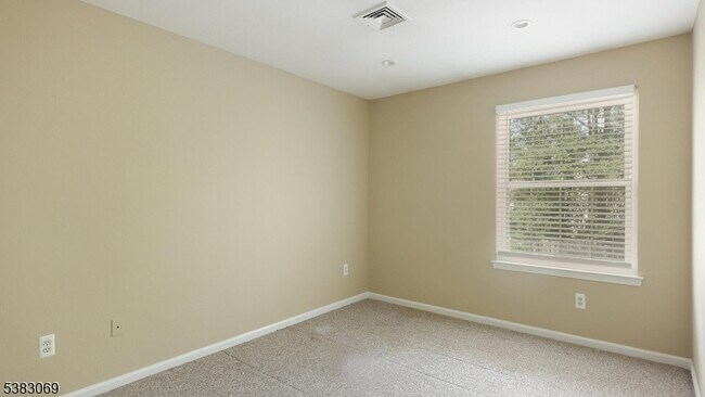Building Photo - 19 Quail Brook Ct