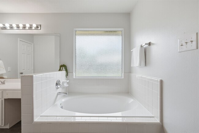 Building Photo - 2319 Falcon Knoll Ln