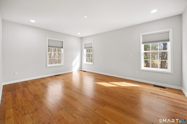 Building Photo - 34 Hi-Ann Ct