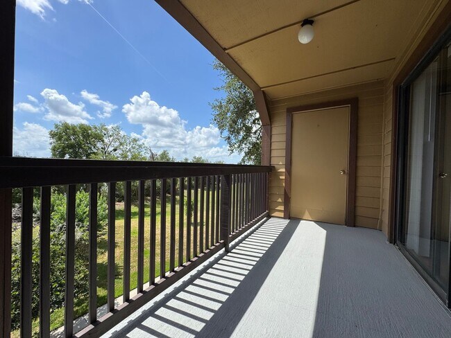 Building Photo - Altamonte Springs Top Floor Condo ~ Gated Waterfront Community ~ Must See!