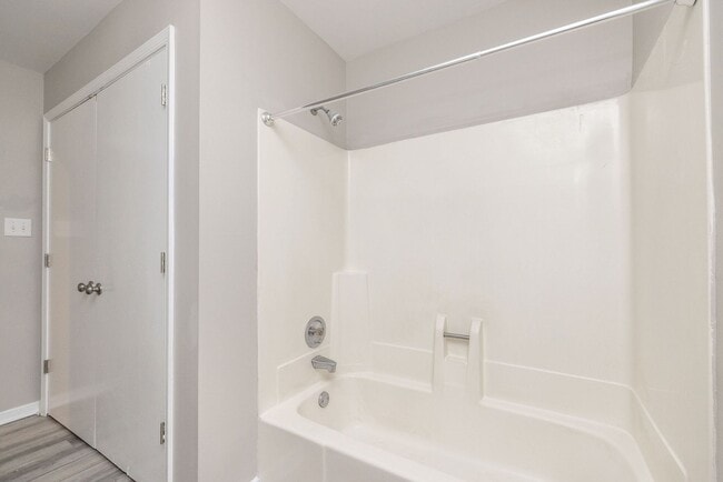 Building Photo - Beautifully Renovated 4-Bedroom Home in Ch...