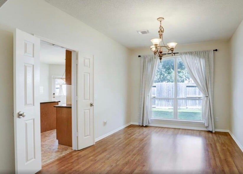 Building Photo - 1427 Roundleaf Ct