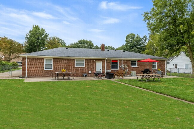 Building Photo - 8254 Mary Ann Ave