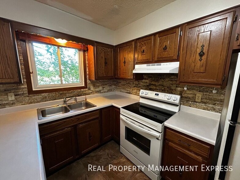 Building Photo - 3 Bedroom 2 Bathroom Home with a Fireplace...
