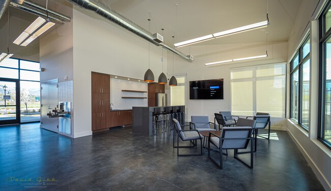 Building Photo - Golf View 2 Bedroom, 2 Bath Flat