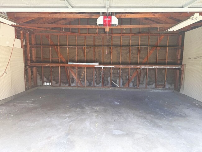 Building Photo - 623 N Rimhurst Ave