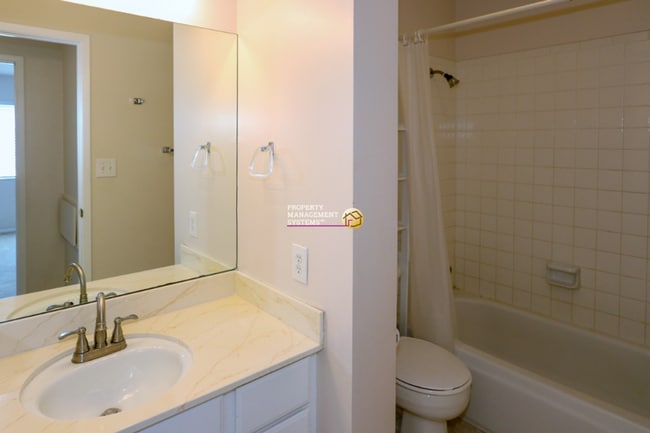 Building Photo - 601 E 4010 S