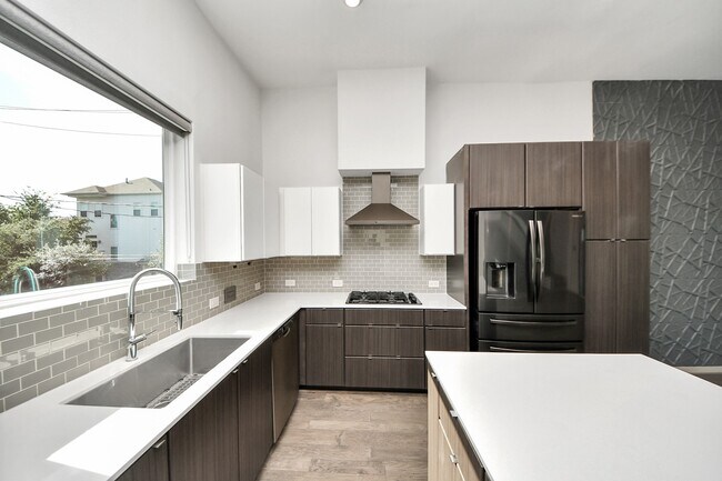 Building Photo - 2302 Johnson St