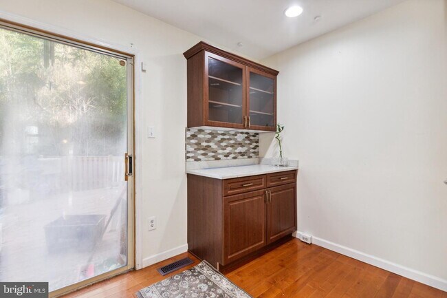 Building Photo - Amazing Opportunity to RENT This beautiful updated 3 levels TH. 3 beds and 3 .5 baths.
