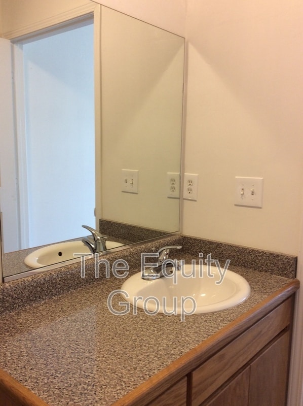 Building Photo - 437 N Park St