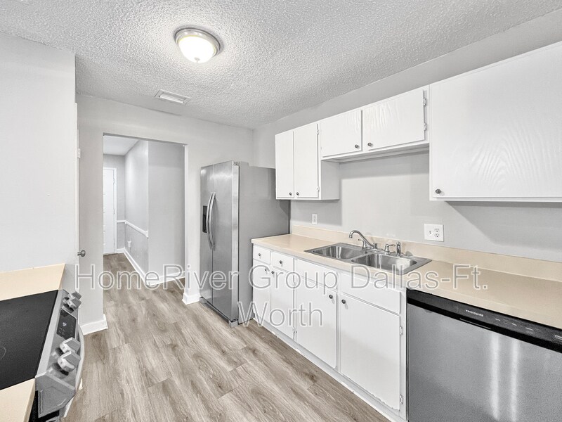 Building Photo - 9703 La Rochelle Dr