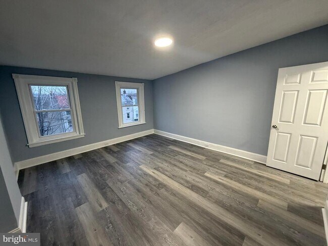 Building Photo - 363 E Airy St