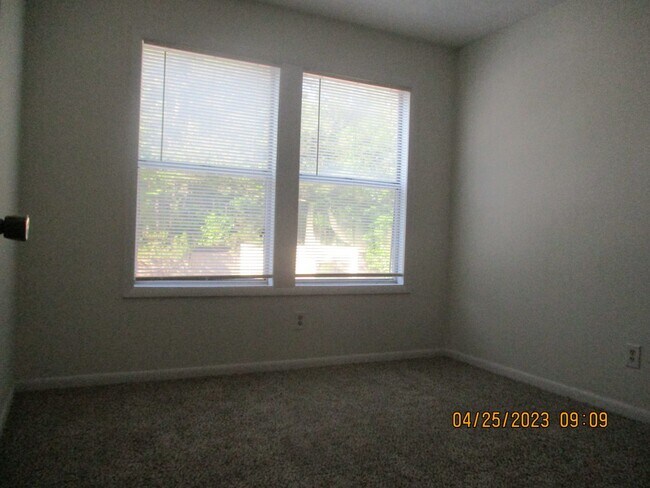 Building Photo - 1014 Brookhollow Dr