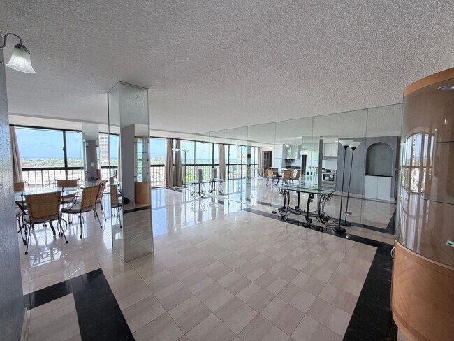 Building Photo - Kahala Towers 3BD/2BA Condo with 1 Parking – Available Now