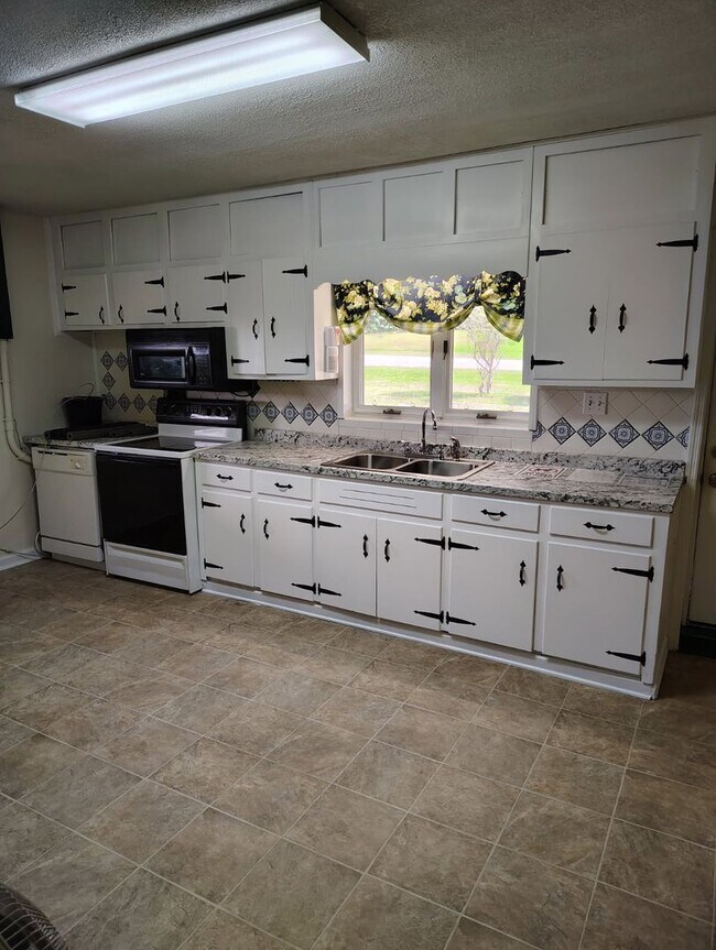 Building Photo - Country House on 1 Acre