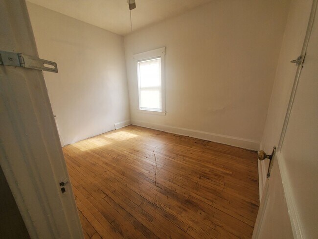 Building Photo - 2bd Unit in 4-plex near Case Western!