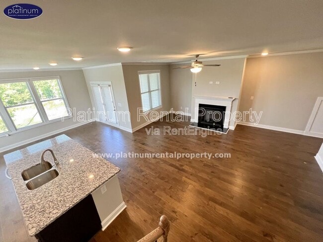 Building Photo - 2360 Manor Pointe Dr