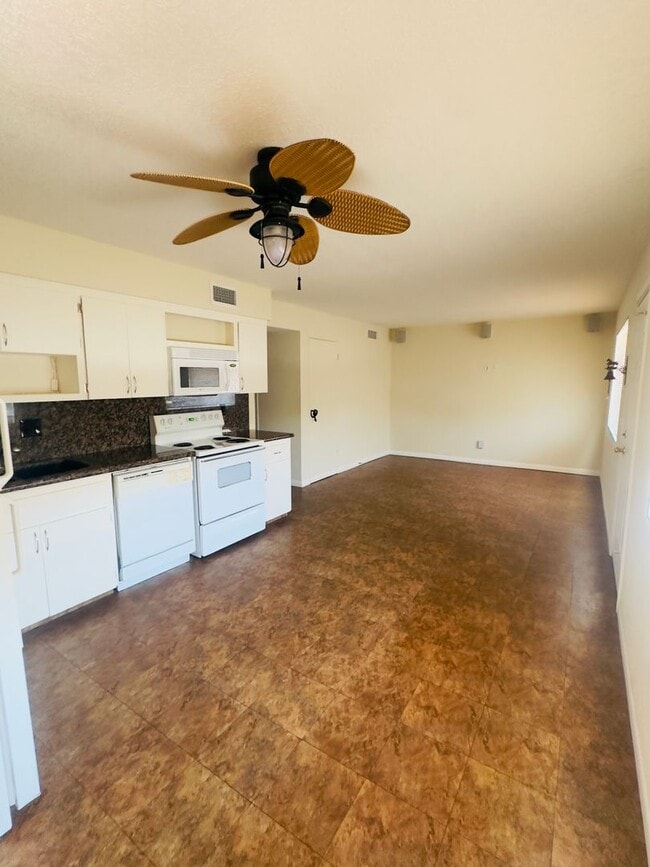 Building Photo - 2 Bed 2 Bath Duplex Long Term Rental!