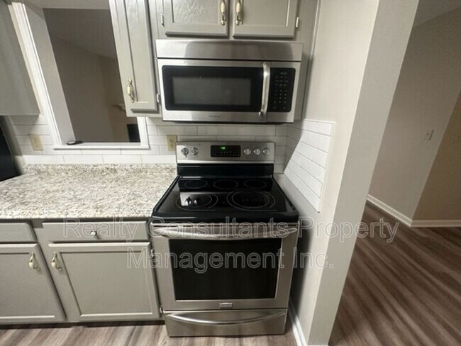 Building Photo - 800 Folly Ct