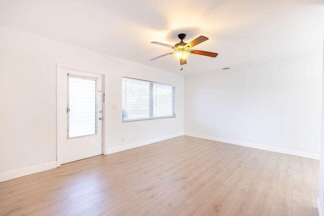 Building Photo - 426 NE 7th Ave