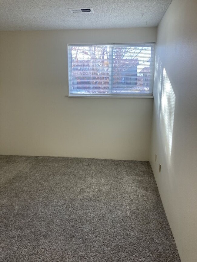 Building Photo - Lovely 2BR/1BA with large kitchen! Laundry...