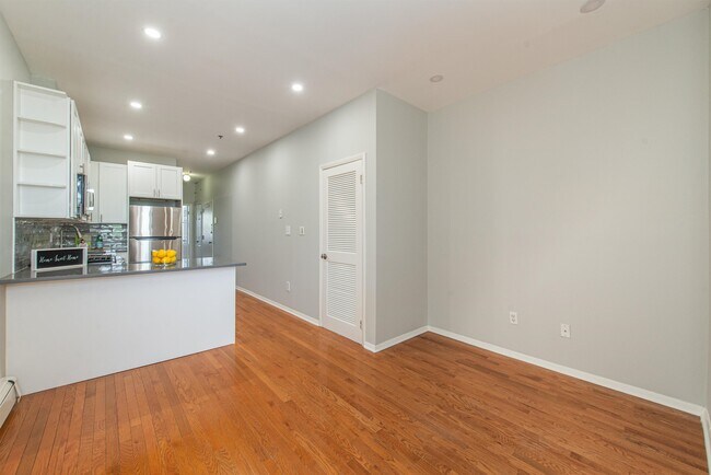 Building Photo - 813 Park Ave