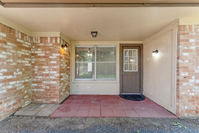 Building Photo - 2102 Whitelaw Dr