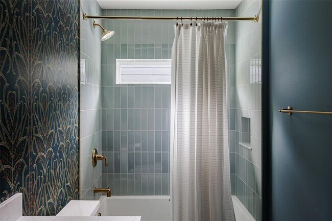 Building Photo - 2613 E 2nd St