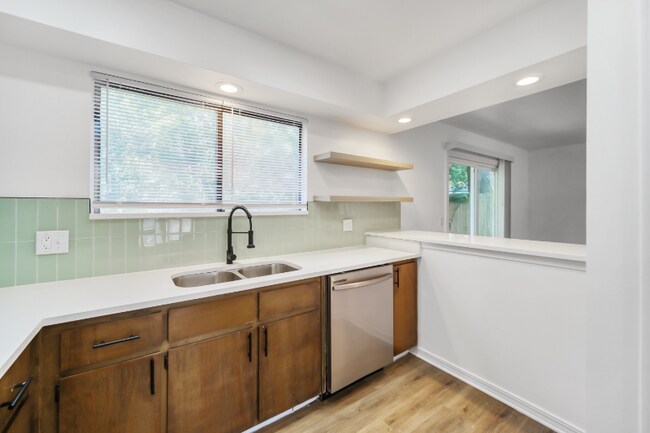 Building Photo - 1304 Magnolia Cir E