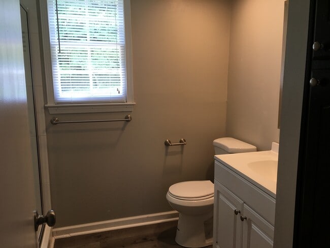 Building Photo - 501 Smokeridge~3 bedroom 2 bath~SPLIT LEVE...