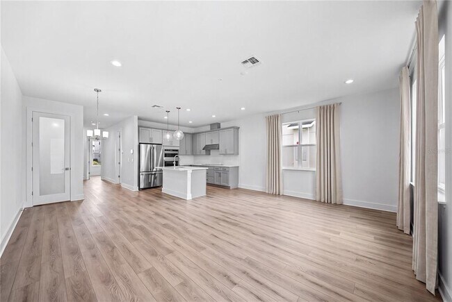 Building Photo - 1856 Crowncrest Dr