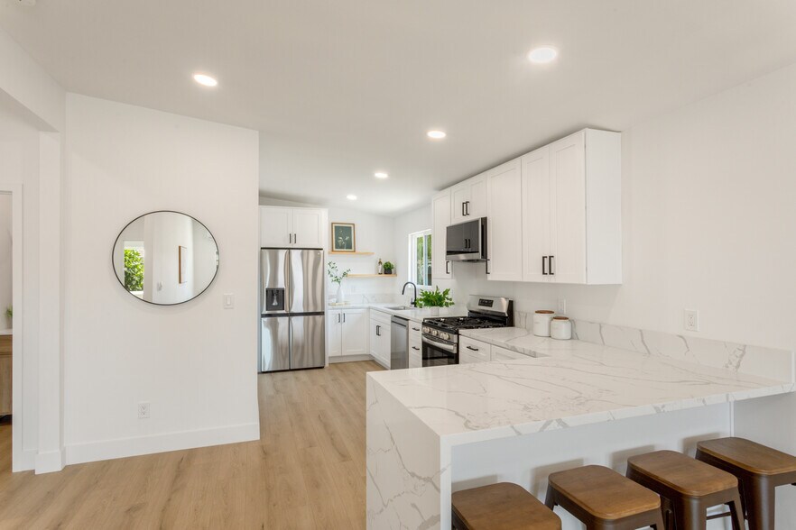 Building Photo - 820 Iris Ave