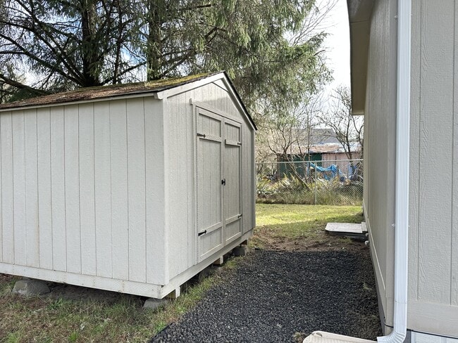 Building Photo - 834 Teal Ct SE