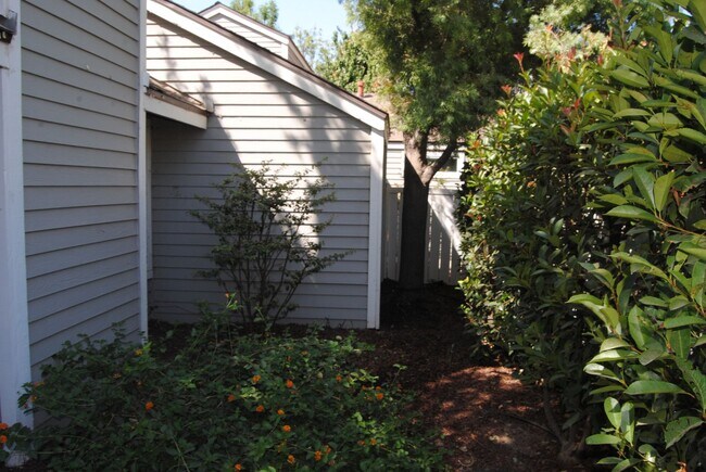 Building Photo - 8000 Kroll Way