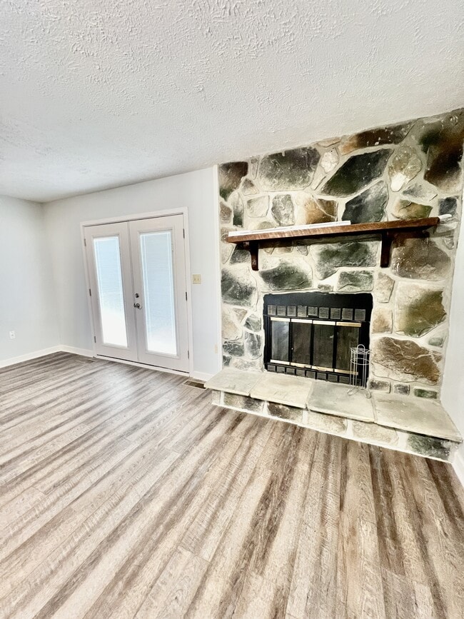 Building Photo - 403 Cedarstone Rd
