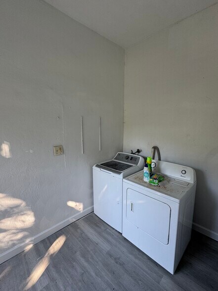 Building Photo - 1018 Wolcott Ave
