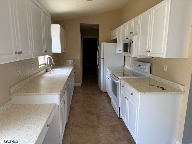 Building Photo - 450 Rathburn St