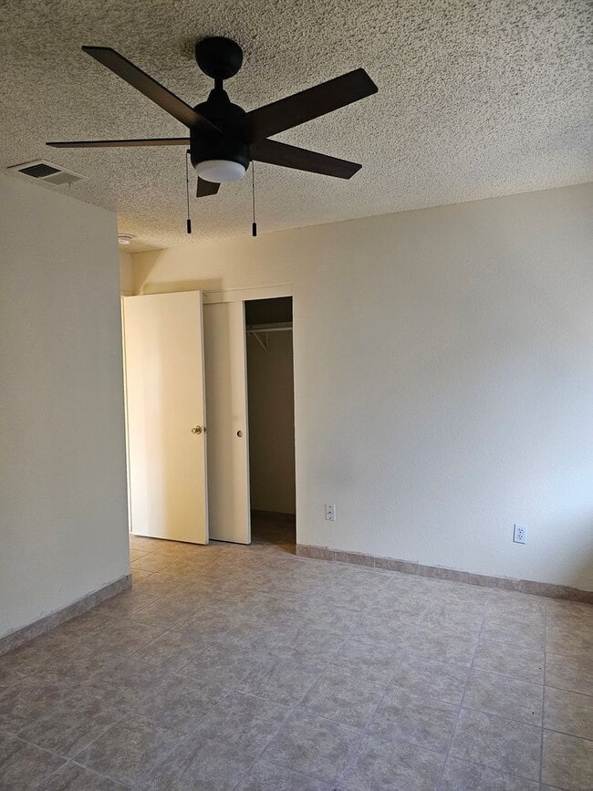 Building Photo - 3 Bedroom 2 Bath Orosi Home!