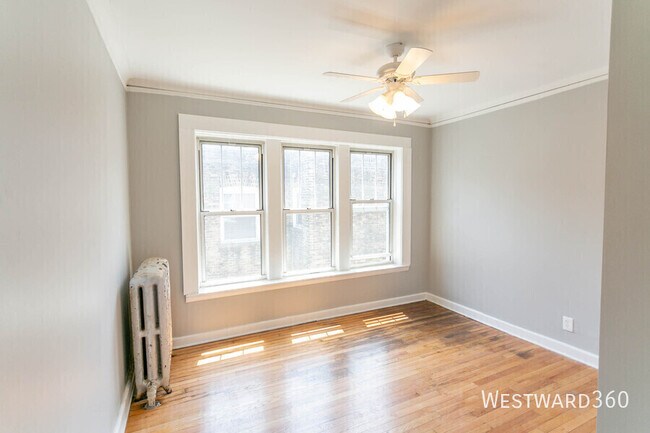 Building Photo - 7646 N Greenview-3